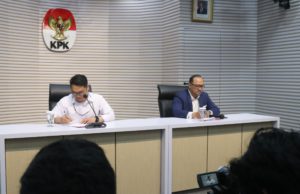 Direktur Penyidikan KPK, Asep Guntur (baju putih) dan Jubir KPK Tessa Mahardika saat konferensi Pers di Gedung Merah Putih Jakarta. (Foto: Sulindo/Iqyanut Taufik)