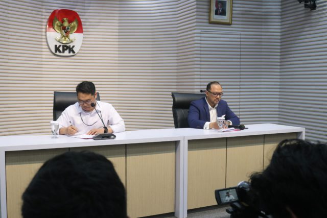 Direktur Penyidikan KPK, Asep Guntur (baju putih) dan Jubir KPK Tessa Mahardika saat konferensi Pers di Gedung Merah Putih Jakarta. (Foto: Sulindo/Iqyanut Taufik)