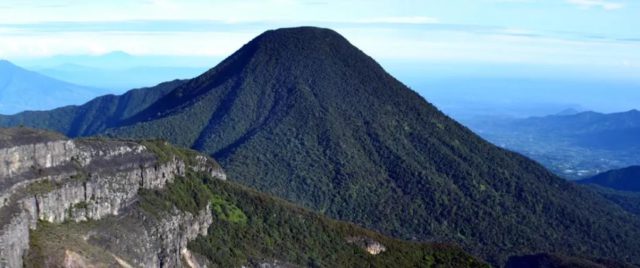 Gunung Gede Pangrango (foto: wisatacibodas.com)