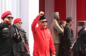 Hasto Kristiyanto (baju merah). (foto: Sulindo/Iqyanut Taufik)