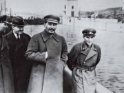 Foto Joseph Stalin (tengah) bersama kepala NKVD Nikolai Yezhov (kanan) pada tahun 1936. (Sumber: The Collector)