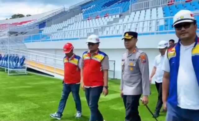 Kapolres Malang AKBP Putu Kholis Aryana, S.I.K. meninjau stadion Kanjuruhan (Foto: Sulindo/Wien)