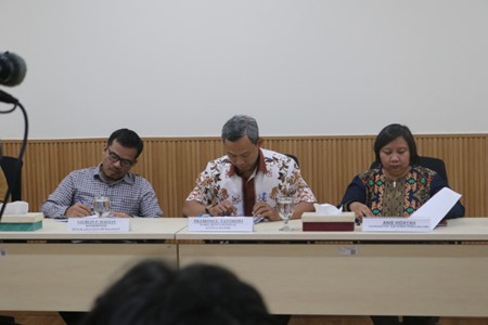 Pramono U. Tanthowi (tengah) saat Konferensi Pers di Kantor Komnas HAM, Menteng Jakarta Pusat. (Foto: Sulindo/Iqyanut Taufik)