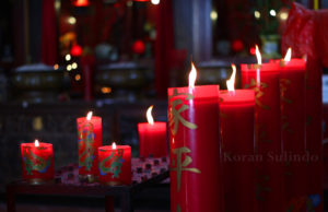 Lilin di Klenteng Hui Tek Bio, dikawasan Vihara Dharma Bhakti Glodok, yang merupakan Vihara tertua di Jakarta. (Foto: Sulindo/Iqyanut Taufik)