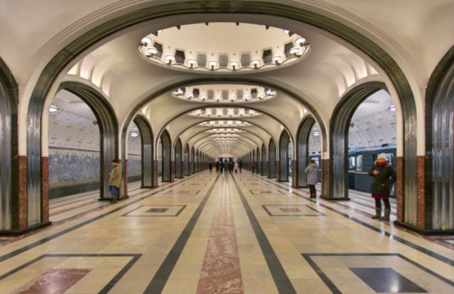 Metro Moskow adalah salah satu infrastruktur era Soviet yang terkenal akan keindahannya. (Sumber: Railway Technology)