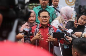 Menteri Pemberdayaan Masyarakat, Muhaimin Iskandar (baju merah) saat ditemui wartawan dalam kunjungannya ke Taman Mini Indonesia Indah Jakarta pada Rabu 29 Januari 2025. (foto: Sulindo/Iqyanut Taufik)