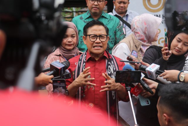 Menteri Pemberdayaan Masyarakat, Muhaimin Iskandar (baju merah) saat ditemui wartawan dalam kunjungannya ke Taman Mini Indonesia Indah Jakarta pada Rabu 29 Januari 2025. (foto: Sulindo/Iqyanut Taufik)