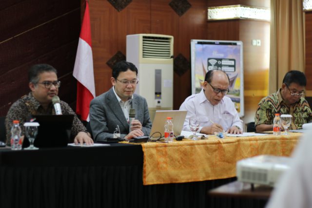 Prof. Minorl Fuji (jas abu-abu) Peneliti Nasional Institue for Environment Studies (NIES) Jepang dan Direktur PT Sirador Lestari Hijau, Dr. Esrom Hamonangan (baju putih). (foto: Sulindo/Iqyanut Taufik)