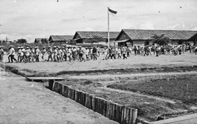 Tapol di Pulau Buru (Sumber foto: Yayasan Penelitian Korban Pembunuhan 1965)