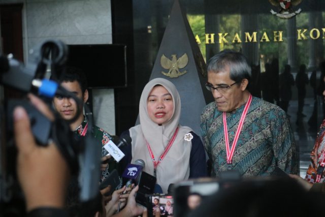 Titi Anggraini saat ditemui wartawan setelah mengikuti sidang putusan Mahkamah Konstitusi. (foto: Sulindo/Iqyanut Taufik)