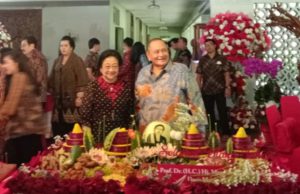 “Selamat ulang tahun Ibu Megawati, saya memohon kepada Allah SWT agar beliau diberi kesehatan yang prima dan umur yang panjang. NKRI sangat membutuhkan beliau sebagai kompas bahtera bangsa agar tidak karam dan kandas,” ucap Pendiri dan Pemimpin Umum Koran Sulindo Emir Moeis, yang hadir di acara tersebut.