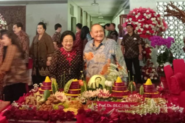 “Selamat ulang tahun Ibu Megawati, saya memohon kepada Allah SWT agar beliau diberi kesehatan yang prima dan umur yang panjang. NKRI sangat membutuhkan beliau sebagai kompas bahtera bangsa agar tidak karam dan kandas,” ucap Pendiri dan Pemimpin Umum Koran Sulindo Emir Moeis, yang hadir di acara tersebut.