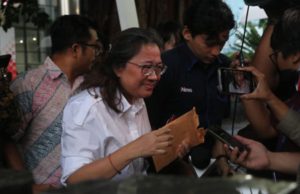 Mantan Anggota Bawaslu, Agustiani Tio Fridelina saat keluar setelah penyidikan di KPK. (foto: Sulindo/Iqyanut Taufik)