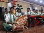 Pemain Gambang Kromong saat mengiringi penampilan Komedi Betawi (Kombet) dari sanggar milik Syaiful Amri. (foto: Sulindo/Iqyanut Taufik)