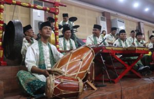 Pemain Gambang Kromong saat mengiringi penampilan Komedi Betawi (Kombet) dari sanggar milik Syaiful Amri. (foto: Sulindo/Iqyanut Taufik)