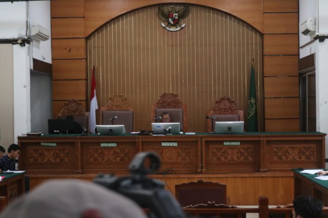 Hakim Tunggal Djumyanto di persidangan Pra Peradilan yang diajukan Sekjen PDIP Hasto Kristiyanto. (foto: Sulindo/Iqyanut Taufik)