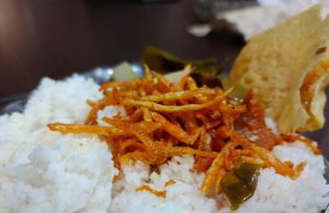 Kentang Mustofa menjadi makanan yang banyak diminati untuk disajikan sebagai lauk. (foto: Sulindo/Iqyanut Taufik)