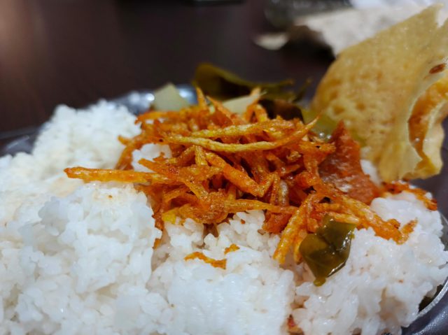 Kentang Mustofa menjadi makanan yang banyak diminati untuk disajikan sebagai lauk. (foto: Sulindo/Iqyanut Taufik)