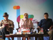 Refly Harun (kiri), Nuthayla Anwar (tengah), dan Idrus Shahab (kanan) dalam acara ngobrolin buku dan Cinta. (foto: Sulndo/Iqyanut Taufik)