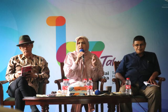 Refly Harun (kiri), Nuthayla Anwar (tengah), dan Idrus Shahab (kanan) dalam acara ngobrolin buku dan Cinta. (foto: Sulndo/Iqyanut Taufik)