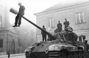 Tentara Jerman dan Hungaria di atas Tiger II. Panzer yang satu ini adalah salah satu yang paling ditakuti selama Perang Dunia 2. (Sumber: WIkimedia Commons)