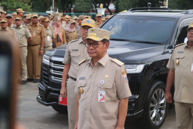 Pramono Anung saat mengikuti Apel bersama jajarannya di Kawasan Monas, (20/02/2025). (Foto: Sulindo/Iqyanut Taufik )