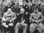 Winston Churchill (kiri), Franklin D. Roosevelt (tengah), dan Joseph Stalin (kanan) menghadiri Konferensi Yalta di Istana Livadia. (Sumber: Atlantic Council)