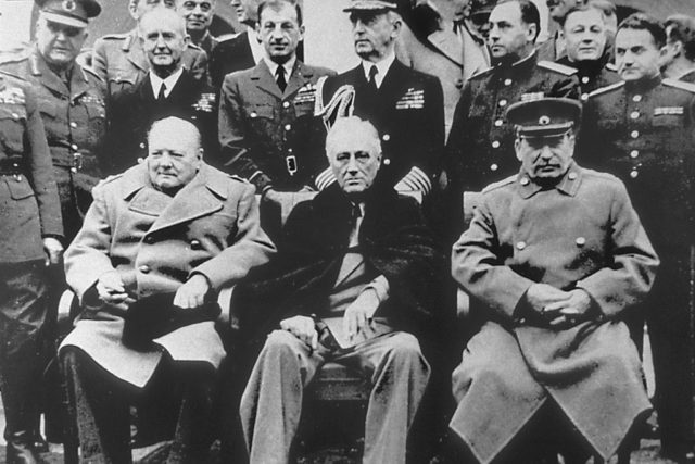 Winston Churchill (kiri), Franklin D. Roosevelt (tengah), dan Joseph Stalin (kanan) menghadiri Konferensi Yalta di Istana Livadia. (Sumber: Atlantic Council)