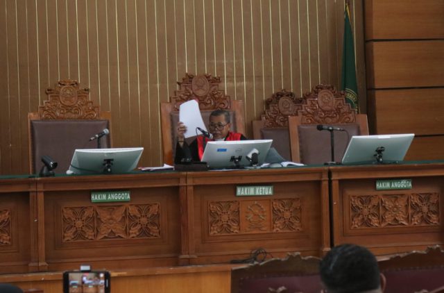 Hakim Tunggal Djumyanto saat sidang Pra Peradilan Hasto Kristiyanto di Pengadilan Negeri Jakarta Selatan, Rabu (05/2). (Foto: Sulindo/Iqyanut Taufik)