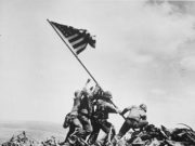 Pasukan Amerika Serikat mengibarkan bendera di puncak Gunung Suribachi selama Pertempuran Iwo Jima. Momen bersejarah itu dipotret oleh fotografer Associated Press Joe Rosenthal. (Sumber: Wikimedia Commons)