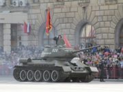 Sebuah tank T-34 yang masih layak jalan ketika mengikuti salah satu parade militer di kota Moskow, Rusia pada tahun 2014. (Sumber: Wikimedia Commons)