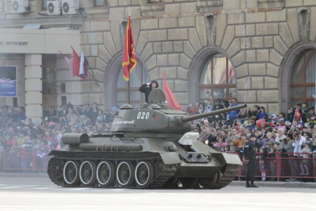 Sebuah tank T-34 yang masih layak jalan ketika mengikuti salah satu parade militer di kota Moskow, Rusia pada tahun 2014. (Sumber: Wikimedia Commons)