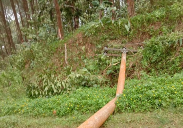 Pohon tumbang mengakibatkan tiang listrik roboh sehingga aliran listrik terputus di salah satu desa di Wilayah Kuningan, Jawa Barat. (Foto: Sulindo/Ulfa Nurfauziah)