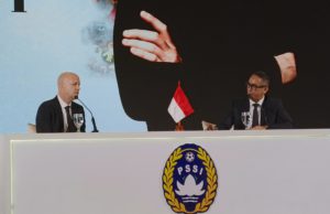 Jordy Cruyff (kiri) saat diperkenalkan di Hotel Mulia Jakarta Pusat. (Foto: Sulindo/Iqyanut Taufik)