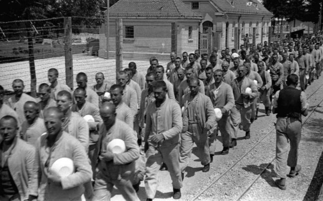 Salah satu foto awal tahanan di kamp konsentrasi Dachau pada tahun 1933. (Sumber: War Documentary)