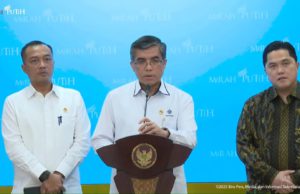 Menaker Yassierli (tengah) saat menyampaikan keterangan pers. (Sumber: Tangkapan layar YouTube biro pers sekretariat Presiden.)