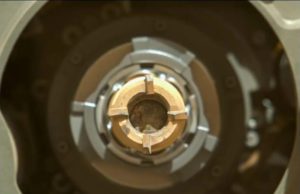 Sampel inti batuan Mars berukuran selebar pensil di dalam tabung pengumpulan penjelajah Perseverance. (Sumber: Live Science)