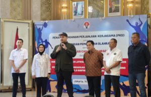 Menpora, Dito Ariotedjo (baju hitam), Ketua PSSI Erick Thohir (baju batik) saat acara Penandatanganan Perjanjian Kerjasama antara Kemenpora dengan Induk Organisasi Cabang Olahraga (IOCO) dalam Rangka Pelatnas Tahun 2025 dan Dukungan Penyelenggaraan Kejuaraan Dunia Panjat Tebing dan World Surfing League Tahun 2025. (Foto: Sulindo/Iqyanut Taufik)