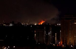 Sebuah video menunjukkan kebakaran di kota kyiv, Ukraina akibat serangan rudal Rusia. (Sumber: Reuters)