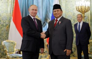 Presiden Rusia Vladimir Putin berjabat tangan dengan Presiden terpilih Indonesia Prabowo Subianto selama pertemuan di Kremlin di Moskow, Rusia 31 Juli 2024. (Sumber: Reuters)