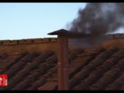 Asap hitam muncul dari cerobong asap di atas Kapel Sistina. (Sumber: akun YouTube resmi Vatican News)