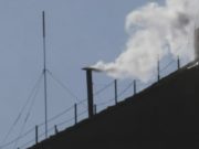 Asap putih yang keluar dari cerobong asap Kapel Sistina menandakan Paus baru telah terpilih. (Sumber: Akun YouTube resmi The Independent)