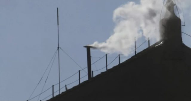 Asap putih yang keluar dari cerobong asap Kapel Sistina menandakan Paus baru telah terpilih. (Sumber: Akun YouTube resmi The Independent)