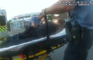 Rekaman video yang menunjukkan George Floyd tidak responsif setelah petugas polisi menjepitnya ke tanah selama sembilan menit dan 29 detik. (Sumber: akun YouTube 10 Tampa Bay)