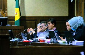 Sekjen PDIP, Hasto Kristiyanto (berkacamata) yang menjadi terdakwa dugaan suap dan perintangan penyidikan dalam kasus suap Pergantian Antar Waktu (PAW) Harun Masiku. (foto: Sulindo/Iqyanut Taufik)