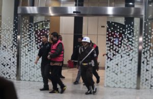 Dirut PT Sritex Iwan Setiawan saat keluar menuju mobil tahanan Kejagung. (Foto: Sulindo/Iqyanut Taufik)