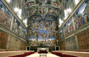 Konklaf hari ini akan diadakan di Kapel Sistina, di bawah lukisan legendaris Penghakiman Terakhir karya Michelangelo. (Sumber: AD Middle East)