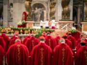 Para kardinal berpartisipasi dalam Misa Novendiales kelima untuk Paus Fransiskus pada 30 April 2025, di Basilika Santo Petrus di Vatikan. (Sumber: Catholic News Agency)