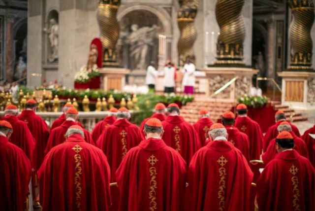 Kardinal Para kardinal berpartisipasi dalam Misa Novendiales kelima untuk Paus Fransiskus pada 30 April 2025, di Basilika Santo Petrus di Vatikan. (Sumber: Catholic News Agency)