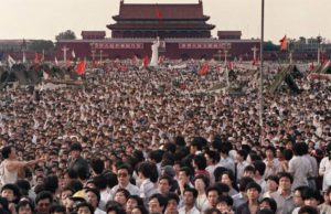 Pada awal Juni 1989, banyak orang berkumpul di Lapangan Tiananmen. (Sumber: BBC)